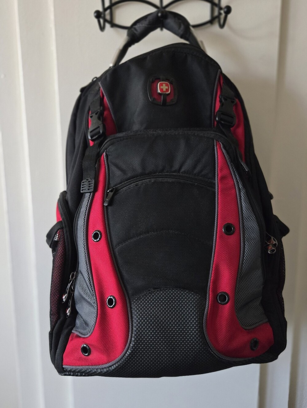 SwissGear Black & Red Men's Backpack - Durable Travel & Laptop Bag - Picture 1 of 13